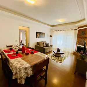 Belíssimo E Amplo Apto A 3 Km Do Capivari Apartamento